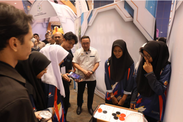 To expand exposure to nuclear technology, MOSTI intends to introduce advocacy efforts at the primary school level through collaboration with the Ministry of Education Malaysia (KPM). Exposure from a young age is important to form an accurate understanding and cultivate interest in the fields of science, technology, engineering, and mathematics (STEM).