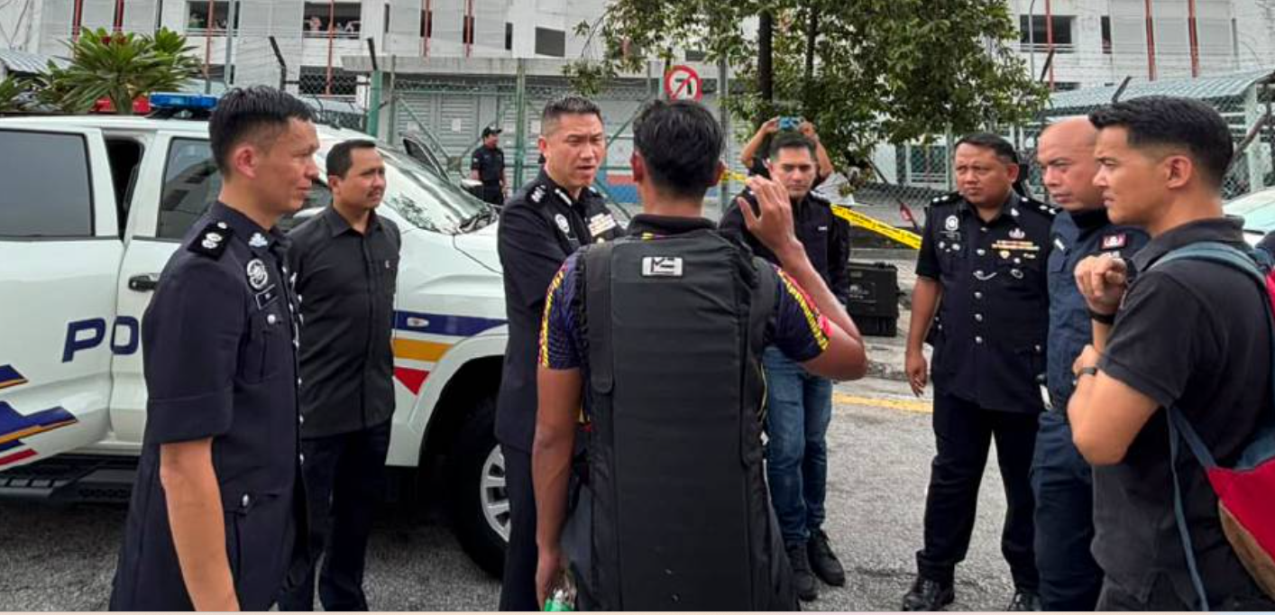 POLIS mengerakkan tindakan keselamatan besar-besaran di Sri Petaling selepas menerima aduan mengenai kotak disyaki mengandungi bahan letupan.