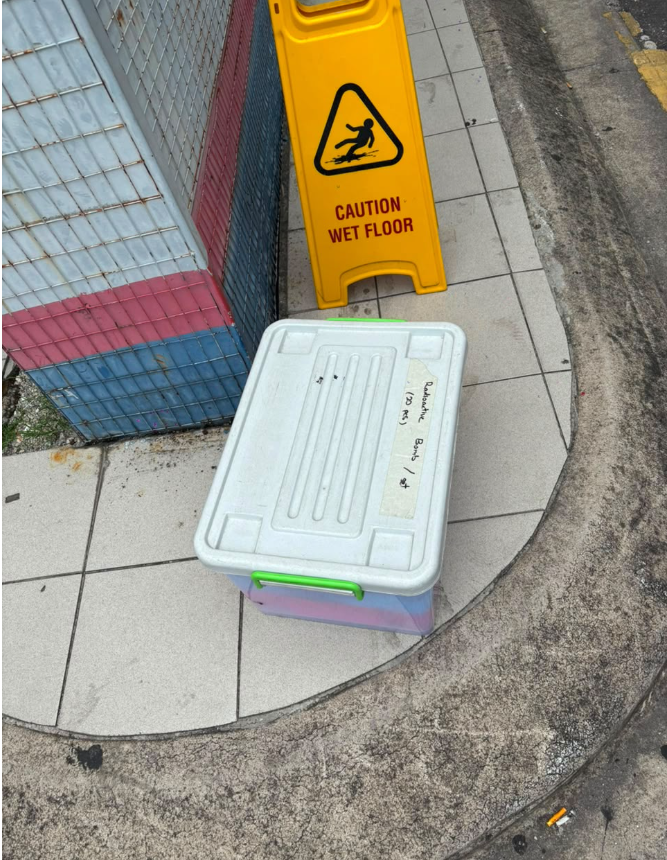 SEBUAH kotak plastik yang disyaki mengandungi bahan radioaktif terpaksa dimusnahkan Unit Pemusnah Bom (UPB) selepas ditemui mencurigakan di hadapan sebuah kedai di Sri Petaling tengah hari tadi.