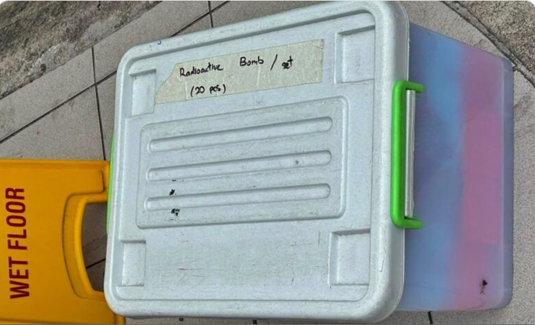 Kotak plastik mencurigakan dengan tulisan yang meragukan ditemukan di hadapan deretan kedai di Sri Petaling, petang tadi.